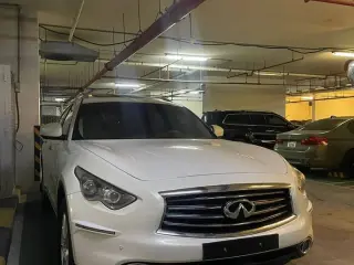 2014 Infiniti QX70 in Sharjah used car
