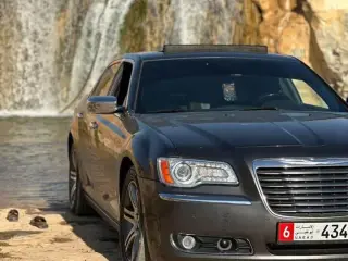 2014 Chrysler 300 in Sharjah used car