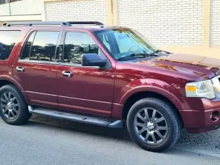 2012 Ford Expedition in Sharjah used car