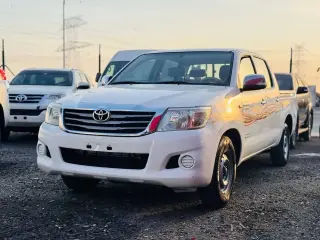 2015 Toyota Hilux in Sharjah used car