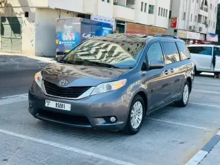 2013 Toyota Sienna in Sharjah used car