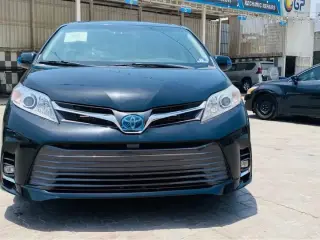 2015 Toyota Sienna in Sharjah used car