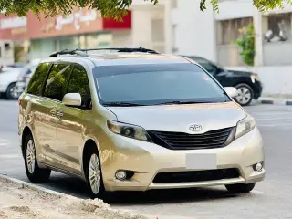 2015 Toyota Sienna in Sharjah used car